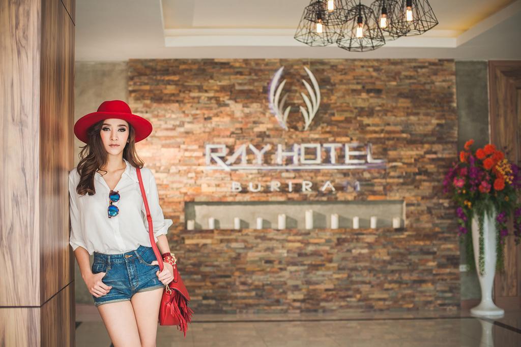 Ray Hotel Бурирам Екстериор снимка